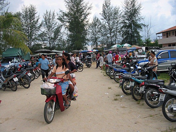Moped Parktplatz vom Bang Niang Market