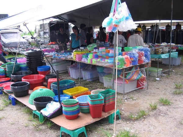 Haushaltszubehör auf dem Markt in Bang Niang