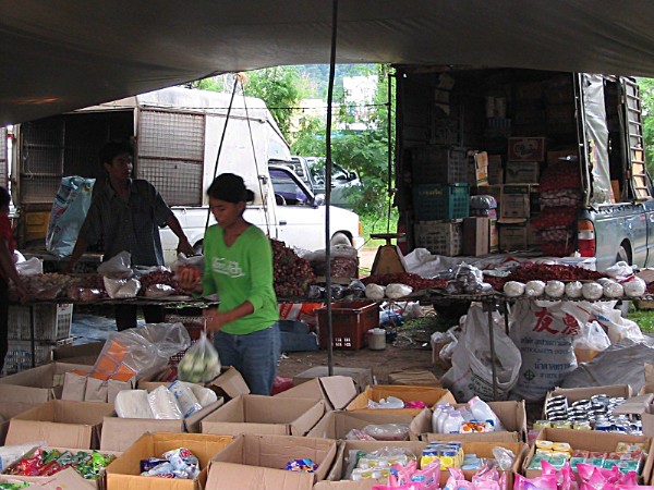 Stand mit Küchenutensilien - Bang Niang Market