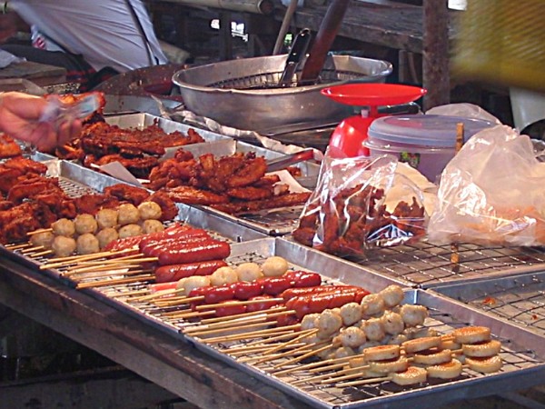 Spezialitäten vom Grill auf dem Markt in Bang Niang
