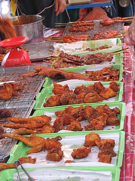 Frisch Gegrilltes für den kleinen Hunger zwischendurch auf dem Bang Niang Market