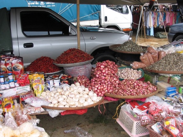 Gewürze, Zwiebeln, Chili, Knoblauch und getrocknete Sardellen auf dem Bang Niang Market